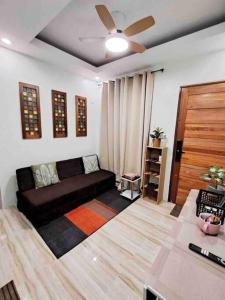 Posezení v ubytování Sierra Suite Condo Style Stay (w/ Motor Parking)