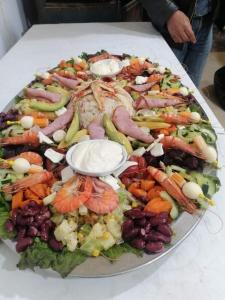 een grote schaal met groenten en fruit op een tafel bij HOTEL OUM EL FADL in Fkih Ben Salah