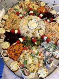 een schotel van verschillende soorten eten op een tafel bij HOTEL OUM EL FADL in Fkih Ben Salah