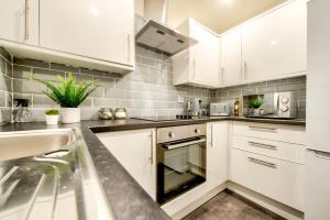 ครัวหรือมุมครัวของ Two Bed Stylish Apartment in Heart of West End