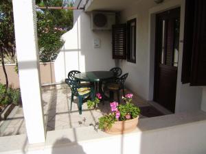 Apartment Lenka的阳台或露台