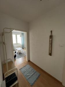 una sala de estar vacía con una escalera y una habitación en Mondschein Appartement+Netflix+zentral, en Bochum