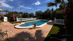 uma piscina num quintal com uma cerca branca em Rincón Mediterraneo em Monnegre de Arriba