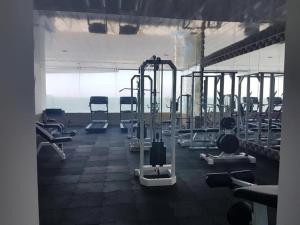 朵索巴的住宿－Grand Diamond Beach (TONSUPA)，一间健身房,里面设有一排健身器材