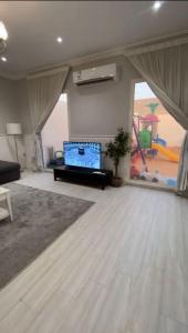 En tv och/eller ett underhållningssystem på شاليه جنان