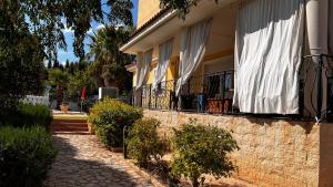 uma casa com uma varanda com arbustos e árvores em Rincón Mediterraneo em Monnegre de Arriba