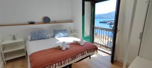 Dormitorio con cama y vistas al agua en Mundaka Old Port, en Mundaka