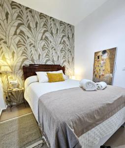 una camera con un grande letto e un murale di Apartamento Vetalegua Jerez a Jerez de la Frontera