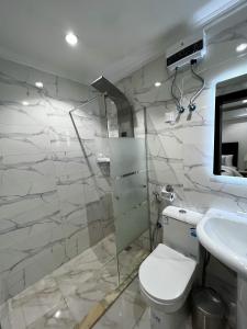ein Badezimmer mit einem WC, einem Waschbecken und einem Spiegel in der Unterkunft Fantom Red Sea شقة البحر الأحمر in Dschidda