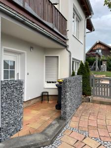 CaldenApartment/Ferienwohnung im ruhigen Calden in der nähe von Kassel的一座带庭院的房屋,里面设有垃圾桶