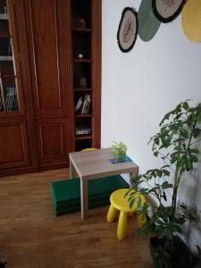 sala de estar con mesa y taburete amarillo en Casa Güelito, en Candás