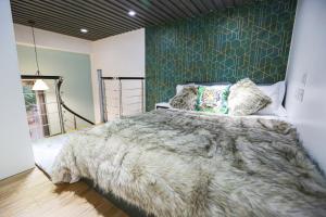 um quarto com uma cama e uma parede verde em B103 Urban Oasis loft em Coventry