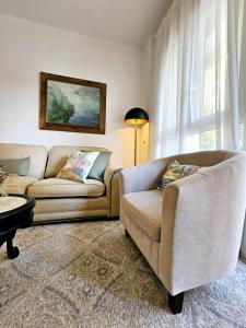 un soggiorno con divano e sedia di Apartamento Vetalegua Jerez a Jerez de la Frontera