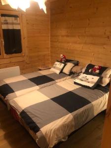 a bedroom with two beds in a log cabin at Chalet Cervus in Font-Romeu-Odeillo-Via