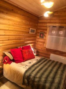 a bedroom with a bed in a log cabin at Chalet Cervus in Font-Romeu-Odeillo-Via