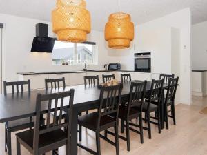 Kuchyň nebo kuchyňský kout v ubytování 14 person holiday home in Glesborg-By Traum + 21 fotografií