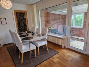 a dining room with a table and chairs and a window at Villa med egen parkering. Möjlighet att boka från 1 och upp till 5 personer. in Örebro