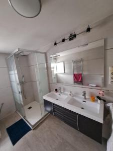a bathroom with a sink and a shower at Estudio con terraza en Guarnizo in El Astillero