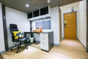 biuro z biurkiem i krzesłem w pokoju w obiekcie B102 Modern City Loft w Coventry
