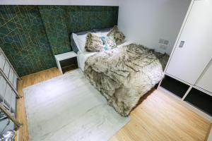 sypialnia z łóżkiem w pokoju w obiekcie B102 Modern City Loft w Coventry