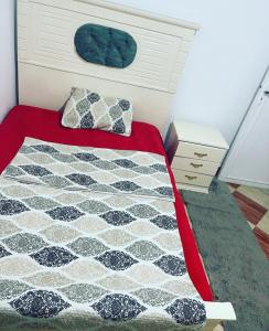 开罗Hosny Makram Ebid Hotel的一间卧室配有一张带黑白棉被的床 更多4张照片