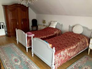 1 dormitorio con 2 camas y alfombra en 2-room-apartment with shared garden place and view on nature reserve en Brügg