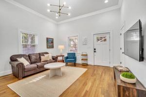 una sala de estar con un sofá y una mesa en Haynesworth Manor, en Greenville