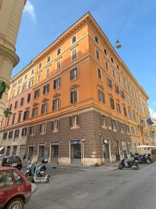 un grande edificio con moto parcheggiate di fronte di Sweety Rome House a Roma
