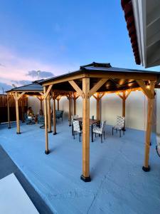 - un pavillon avec une table et des chaises sur le toit dans l'établissement Dushi Experience, à Paradera