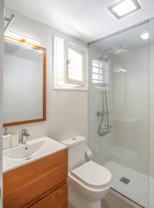 a bathroom with a toilet and a sink and a shower at Bungalows Las Almenas in Maspalomas