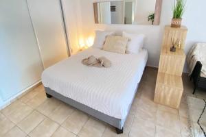 Postel nebo postele na pokoji v ubytování Flamboyant Oasis + 8 fotografií