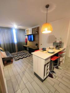 cocina y sala de estar con isla en una habitación en Lindo acogedor y moderno departamento Amueblado, en Santiago