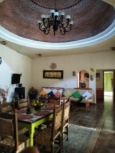 uma sala de jantar com uma mesa e um sofá em Quinta Villamarin em Chiconcuac