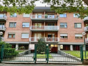 een appartementencomplex met een poort ervoor bij Casa RIGOLA by Apartments To Art in Venaria Reale
