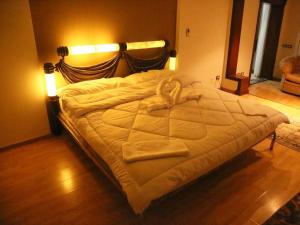 1 cama grande con sábanas blancas en un dormitorio en Luxury Villa By The Nile, en El Cairo