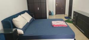 um quarto com uma cama azul com uma almofada em Florenza khamseen resort em Hurghada