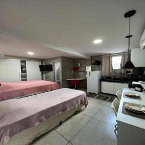 um quarto de hotel com duas camas e uma cozinha em STUDIO 202 | WIFI 600MB | RESIDENCIAL JC, um lugar para ficar. em Belém