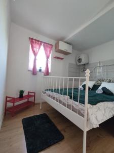 Postel nebo postele na pokoji v ubytování Ladanjska kuća Magistra Erdut