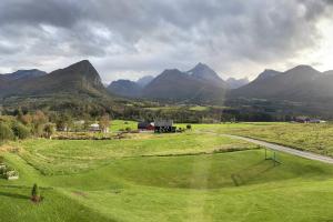 uma vista para um campo de golfe com montanhas ao fundo em Villa i Isfjorden! em Isfjorden