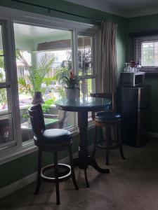 mesa y sillas en una habitación con ventana en Your Oasis in Niagara Falls Canada en Cataratas del Niágara