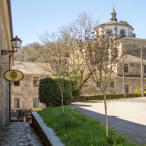 kamienny budynek z wieżą zegarową w obiekcie Hospedería Externa del Monasterio w mieście Samos