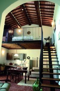 ein Wohnzimmer mit einer Wendeltreppe in einem Haus in der Unterkunft Agriturismo La Burraia in Gambassi Terme