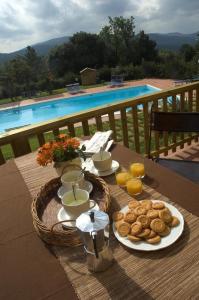 einen Tisch mit Speisen und Getränken und einen Korb mit Keksen in der Unterkunft Agriturismo La Burraia in Gambassi Terme