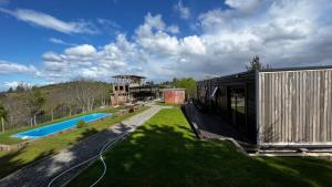 ein Haus mit einem Garten und einem Pool in der Unterkunft Huinanco Lodge in Concepción