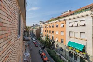 una vista aérea de una calle de la ciudad con edificios en [IHost Apartment] - Niccolini 21, en Milán