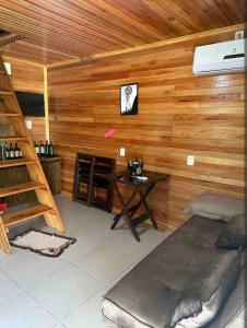 um quarto com uma parede de madeira e uma secretária. em Sítio Recanto Nativo em Palmitos