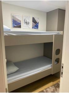 Dviaukštė lova arba lovos apgyvendinimo įstaigoje Belo apartamento Ondina Apart