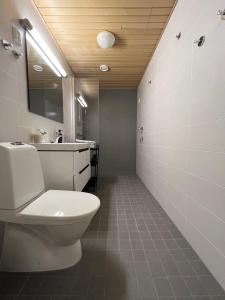 y baño con aseo y lavamanos. en modern apartment with private terrace, en Helsinki