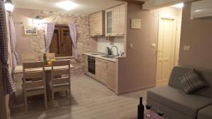 Kuchyň nebo kuchyňský kout v ubytování Apartments Dvor