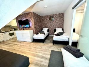 - une chambre avec 2 lits et un mur en briques dans l'établissement Apartment im Stadtzentrum mit W-LAN und Netflix Home Sweet Home, à Fürth